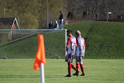 Mycket folk runt planen och inte minst runt kiosken.