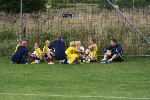 Full fart med uppvärmning och sen fotbollsbrännboll
