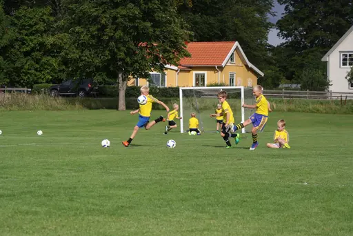 Full fart med uppvärmning och sen fotbollsbrännboll