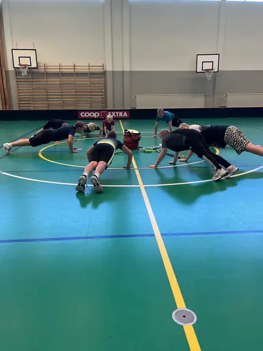 Lite bilder från innebandyskolan, fys med P 11-16 laget och sen seniorerna 