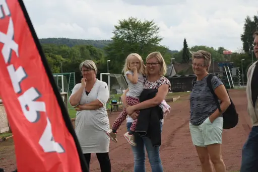 Full fart med uppvärmning och sen fotbollsbrännboll