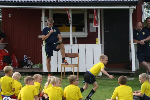 Full fart med uppvärmning och sen fotbollsbrännboll