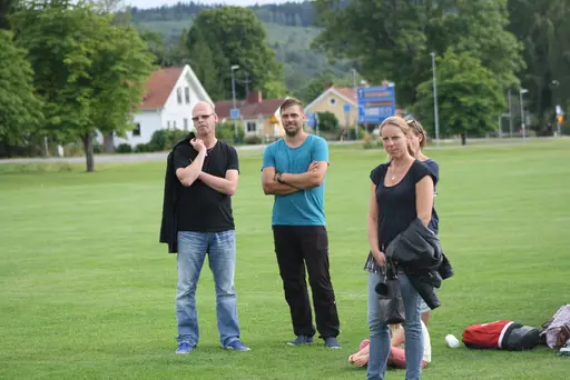Full fart med uppvärmning och sen fotbollsbrännboll