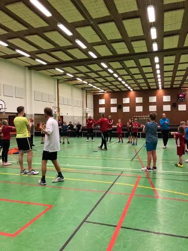 Uppvärmning, matcher, domarutbildning, utrustning, speedshooting och fika!