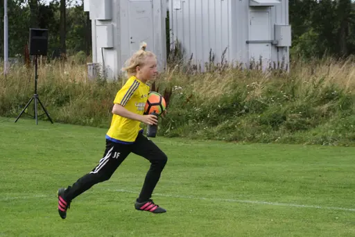 Full fart med uppvärmning och sen fotbollsbrännboll