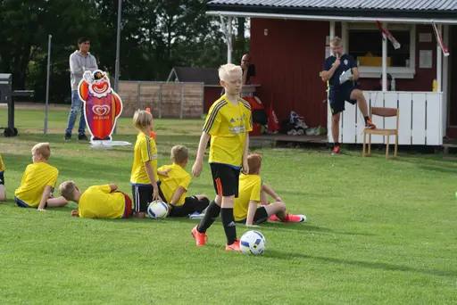 Full fart med uppvärmning och sen fotbollsbrännboll