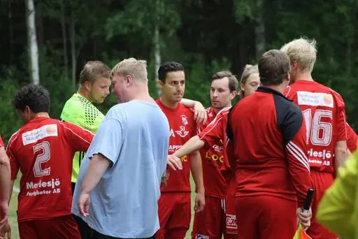 Ett Ax-plock av matchbilder signerat "sportchefen, Hossein och Chippen!