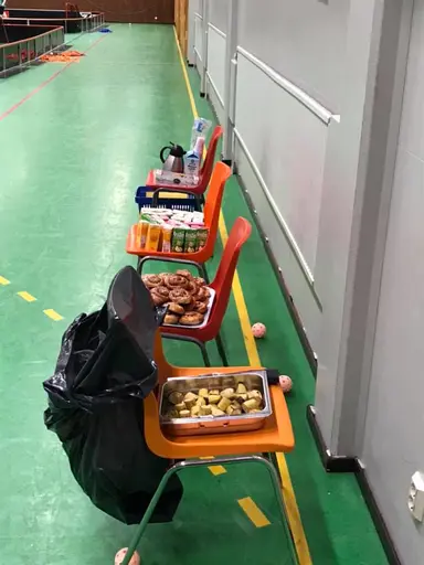 Uppvärmning, matcher, domarutbildning, utrustning, speedshooting och fika!