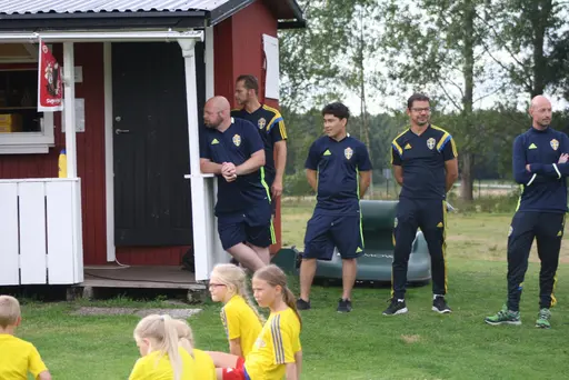 Full fart med uppvärmning och sen fotbollsbrännboll