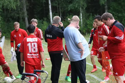 Ett Ax-plock av matchbilder signerat "sportchefen, Hossein och Chippen!