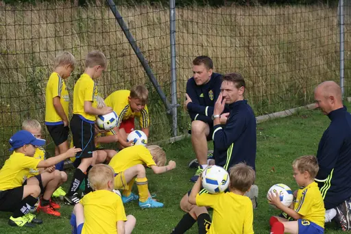 Full fart med uppvärmning och sen fotbollsbrännboll