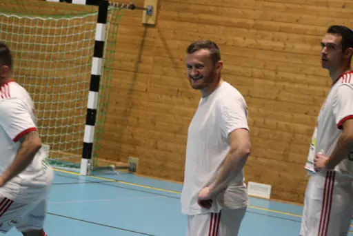 2 lag i olika grupper, drygt 20 spelare och 13 pinnar på 6 matcher!