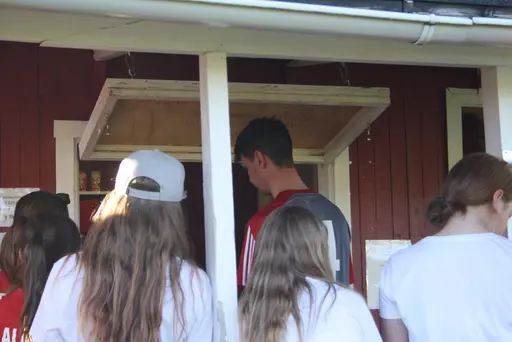 Mycket folk runt planen och inte minst runt kiosken.