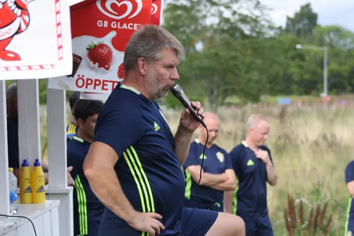 Full fart med uppvärmning och sen fotbollsbrännboll