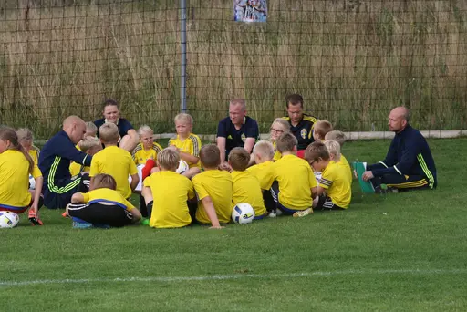 Full fart med uppvärmning och sen fotbollsbrännboll