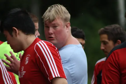 Ett Ax-plock av matchbilder signerat "sportchefen, Hossein och Chippen!