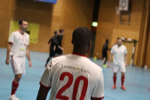 2 lag i olika grupper, drygt 20 spelare och 13 pinnar på 6 matcher!