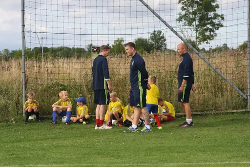 Full fart med uppvärmning och sen fotbollsbrännboll