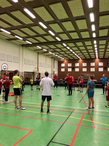 Uppvärmning, matcher, domarutbildning, utrustning, speedshooting och fika!