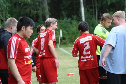 Ett Ax-plock av matchbilder signerat "sportchefen, Hossein och Chippen!