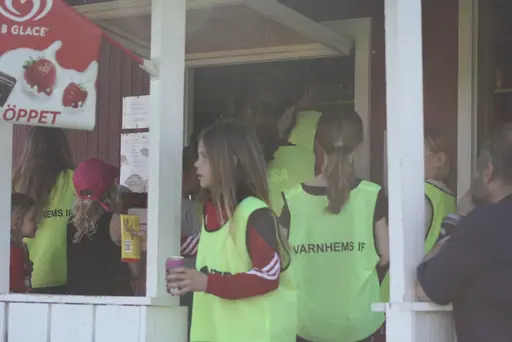 Mycket folk runt planen och inte minst runt kiosken.