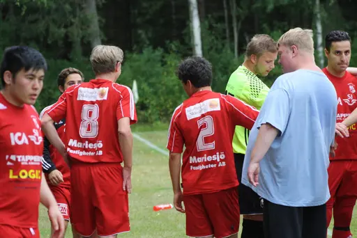 Ett Ax-plock av matchbilder signerat "sportchefen, Hossein och Chippen!