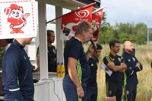 Full fart med uppvärmning och sen fotbollsbrännboll