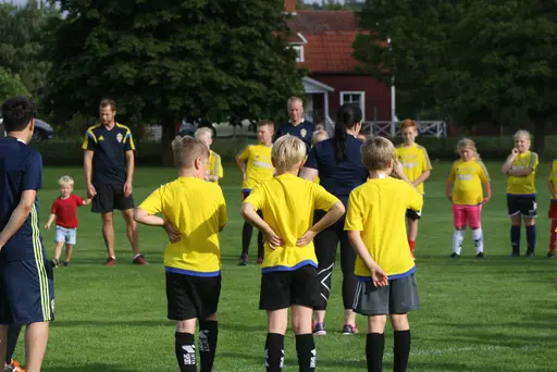 Full fart med uppvärmning och sen fotbollsbrännboll