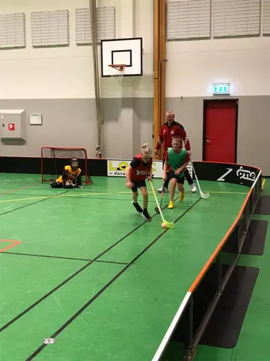 Uppvärmning, matcher, domarutbildning, utrustning, speedshooting och fika!