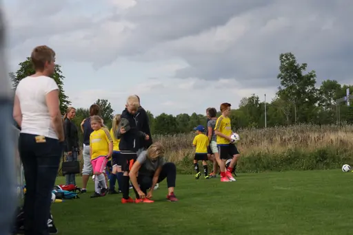 Full fart med uppvärmning och sen fotbollsbrännboll