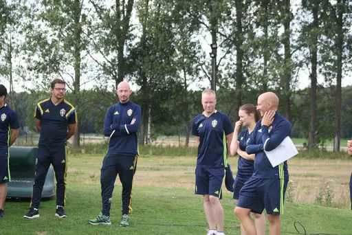 Full fart med uppvärmning och sen fotbollsbrännboll
