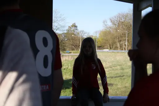 Mycket folk runt planen och inte minst runt kiosken.