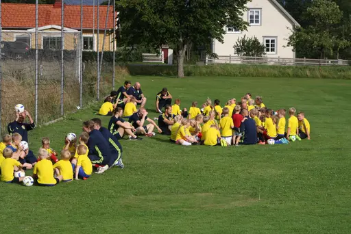 Full fart med uppvärmning och sen fotbollsbrännboll