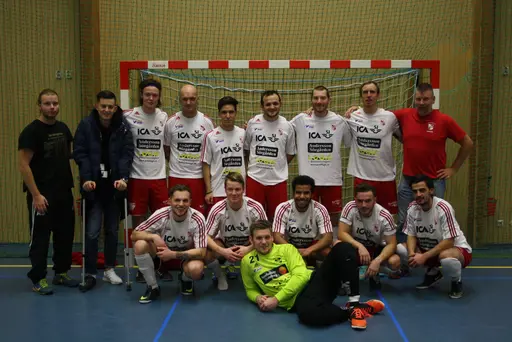 Dagens trupp, dock saknas en av de assisterande coacherna Joakim Johansson på bilderna