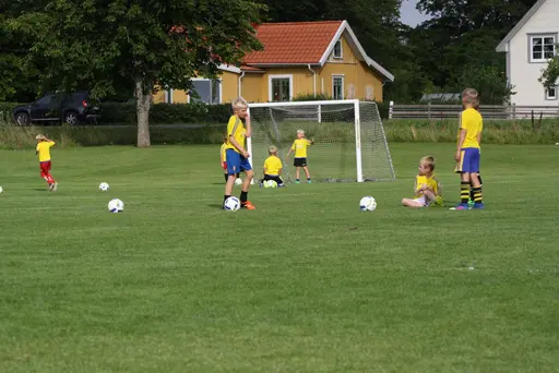 Full fart med uppvärmning och sen fotbollsbrännboll