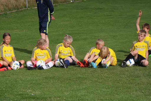 Full fart med uppvärmning och sen fotbollsbrännboll