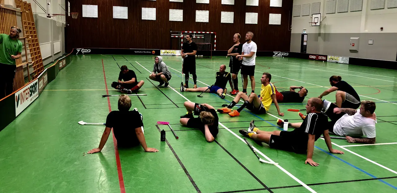 Det varvas teori med praktik i många moment på träningarna.