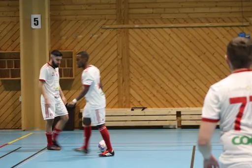 2 lag i olika grupper, drygt 20 spelare och 13 pinnar på 6 matcher!