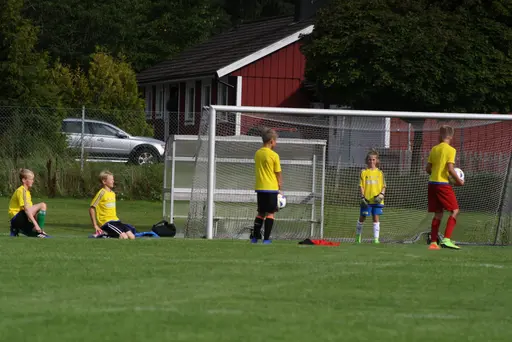 Full fart med uppvärmning och sen fotbollsbrännboll