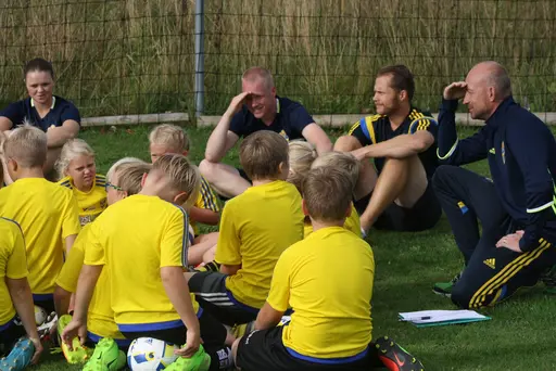 Full fart med uppvärmning och sen fotbollsbrännboll
