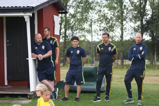 Full fart med uppvärmning och sen fotbollsbrännboll