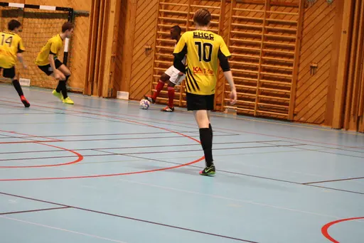 2 lag i olika grupper, drygt 20 spelare och 13 pinnar på 6 matcher!