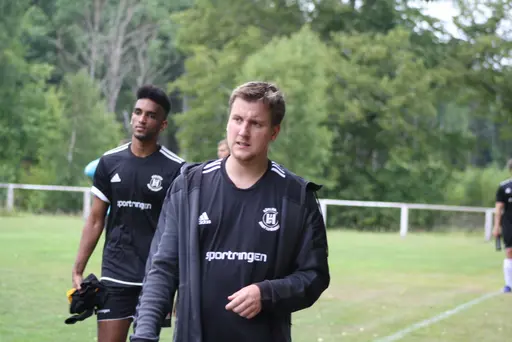 Ett Ax-plock av matchbilder signerat "sportchefen, Hossein och Chippen!