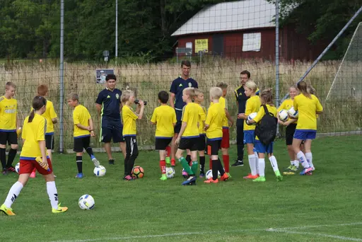 Full fart med uppvärmning och sen fotbollsbrännboll