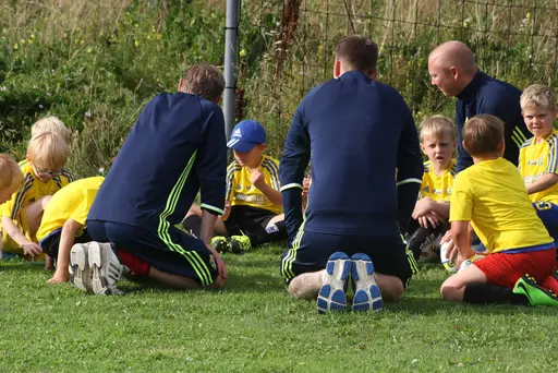 Full fart med uppvärmning och sen fotbollsbrännboll