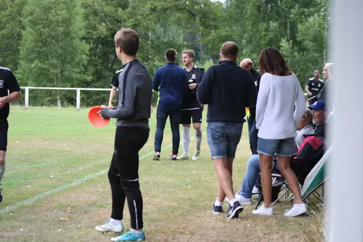 Ett Ax-plock av matchbilder signerat "sportchefen, Hossein och Chippen!