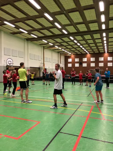 Uppvärmning, matcher, domarutbildning, utrustning, speedshooting och fika!