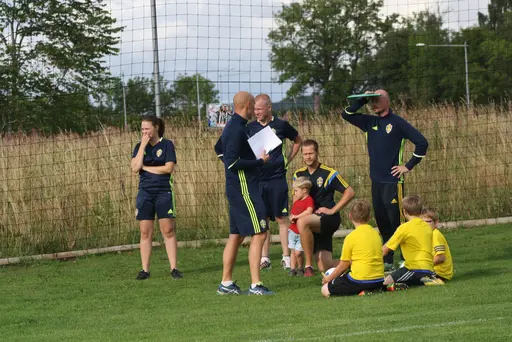 Full fart med uppvärmning och sen fotbollsbrännboll