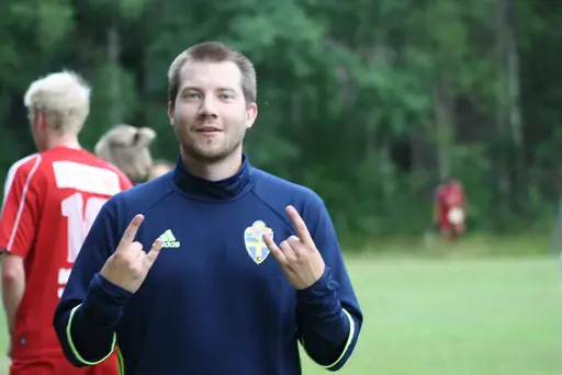 Ett Ax-plock av matchbilder signerat "sportchefen, Hossein och Chippen!