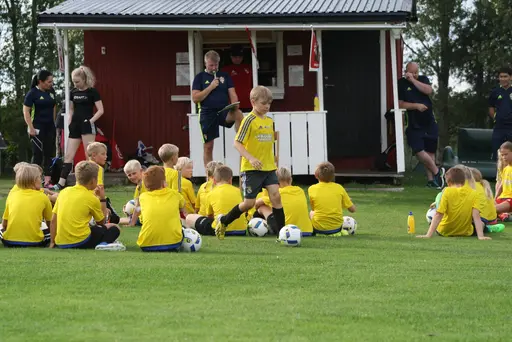 Full fart med uppvärmning och sen fotbollsbrännboll